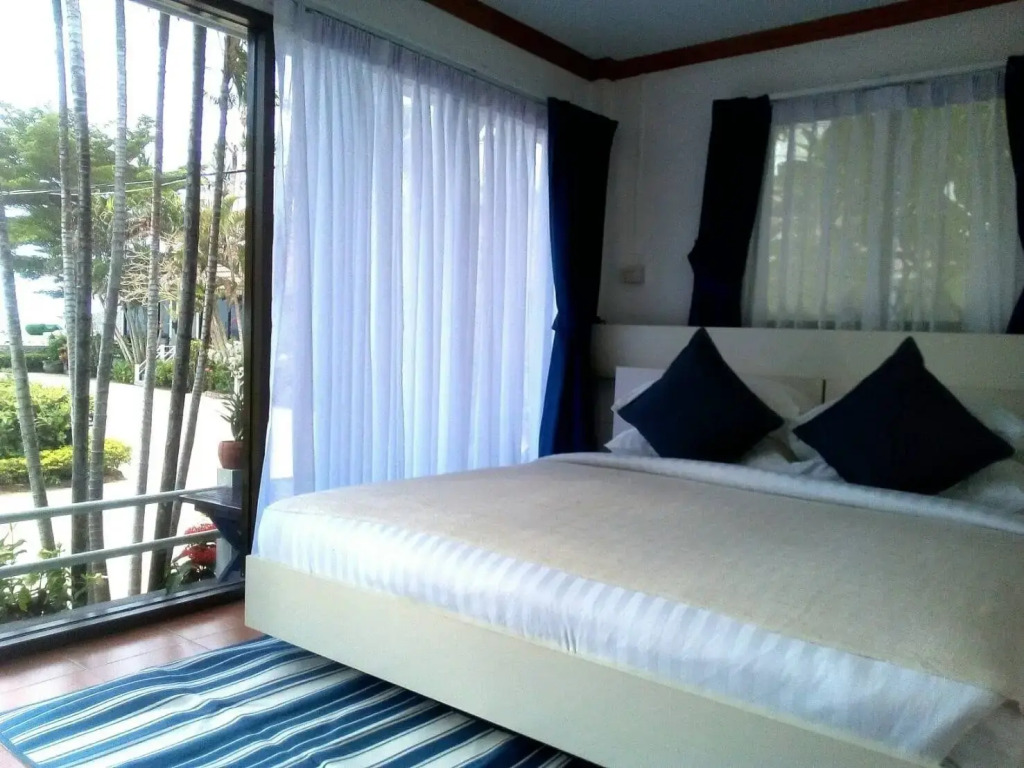 Chomtalay Resort at Had Chaosamran Beach