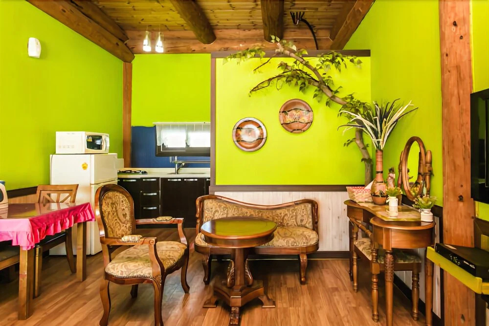 Anmyeondo Myoungpoom House Pension