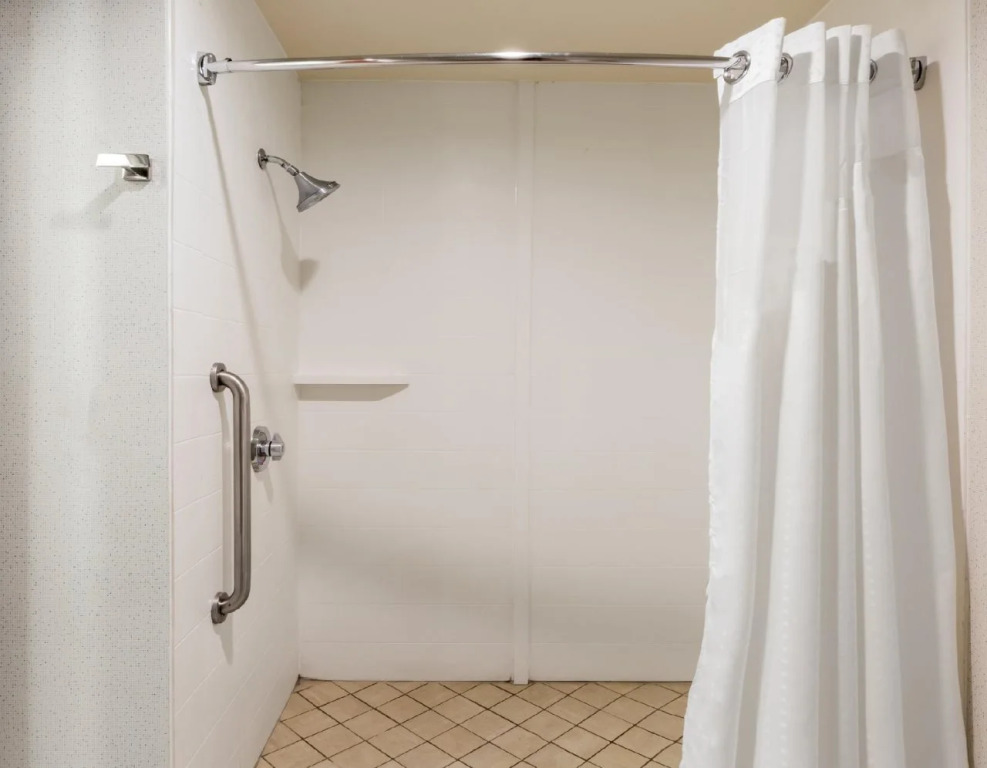 Holiday Inn Express & Suites Oroville Lake by IHG