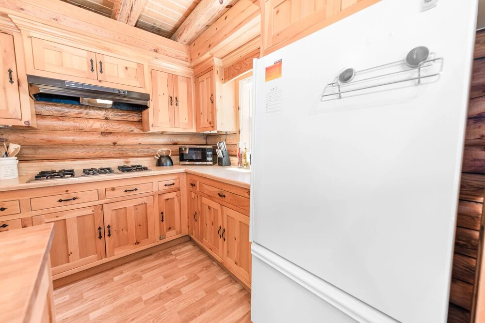 Goldilocks Cabin - Real Log Style Cabin, Premium Location, Close To Bear Mountain With Hot Tub! 2 Bedroom Cabin