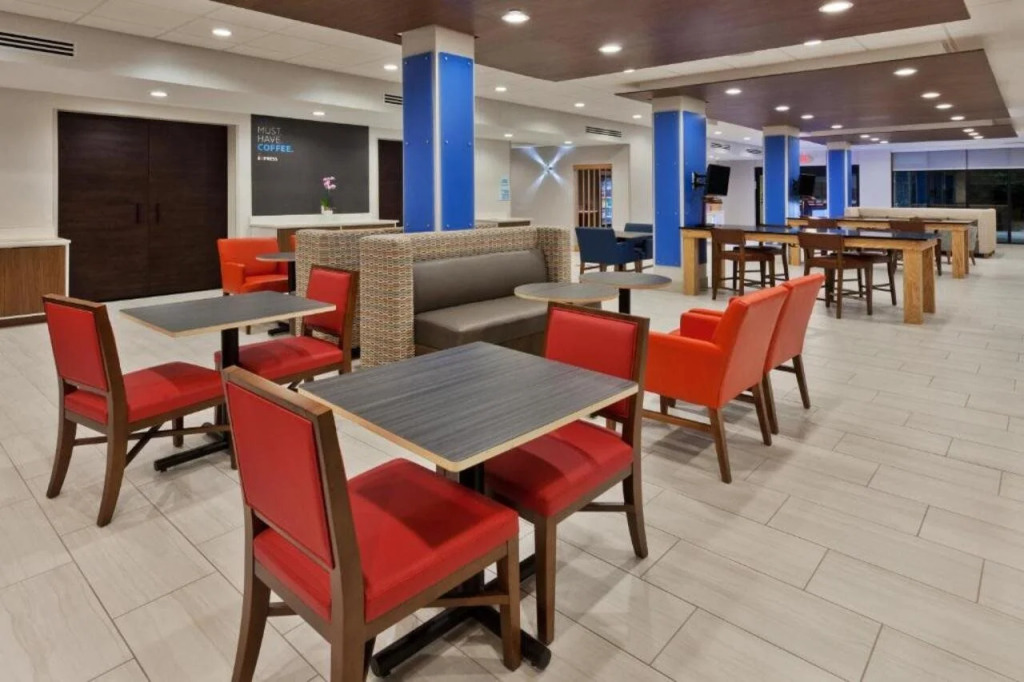 Holiday Inn Express & Suites - Fayetteville by IHG