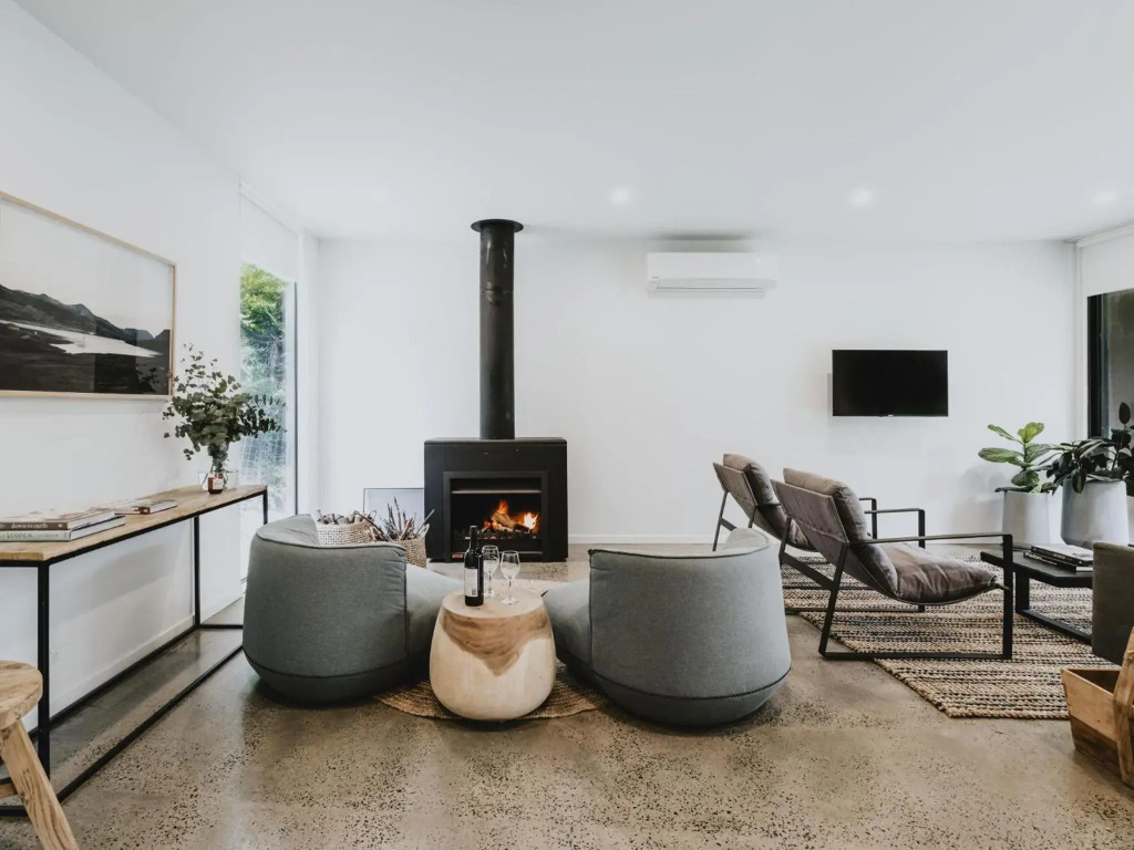 Lithic House -wood fire and bush views