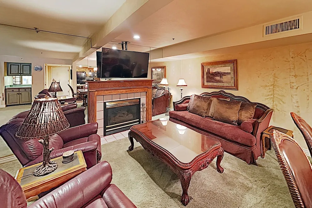 Ski-in/ski-out W/ Pool & Hot Tub 2 Bedroom Condo