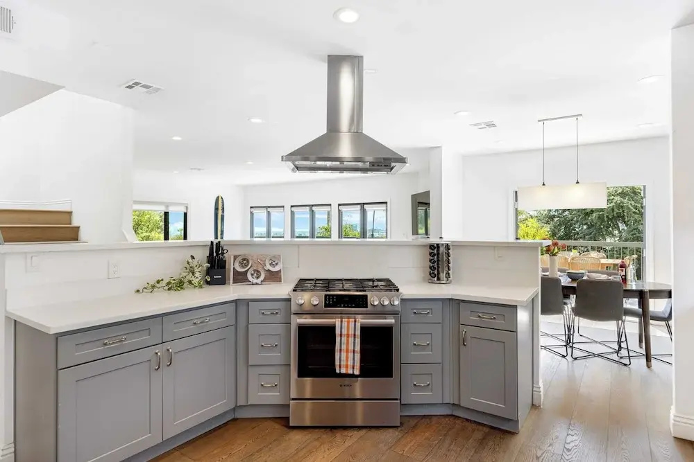 6bdr Modern Oasis w/ Game Room, Outdoor Living & Views! Edendale by Avantstay