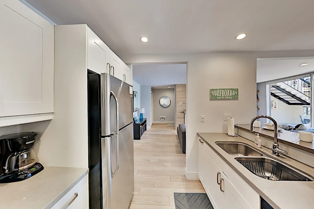 Immaculate Beach W/ Pool, Hot Tub & Balconies 2 Bedroom Condo