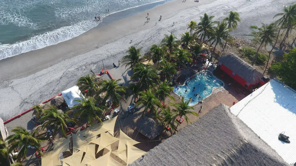 Las Hojas Resort & Beach Club
