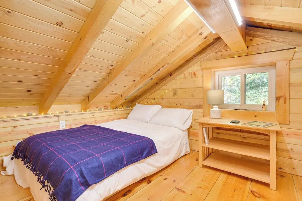 Northwoods Nature Escape! Lakefront Hayward Cabin