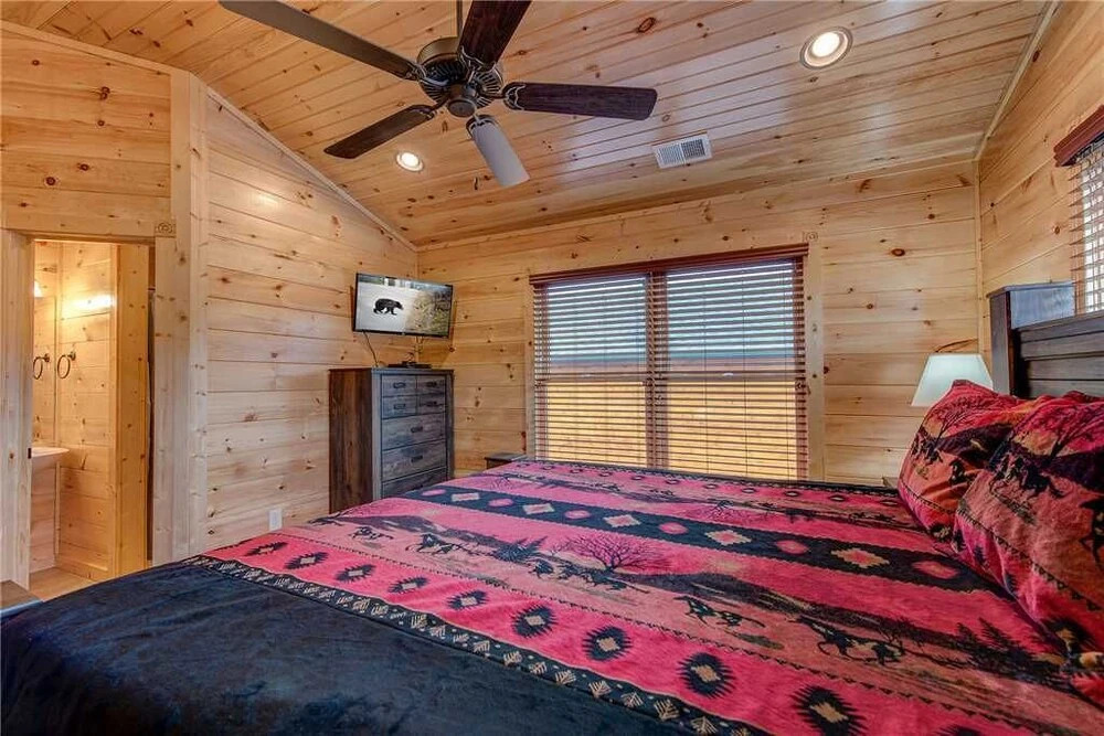 Majestic Manor - Three Bedroom Cabin