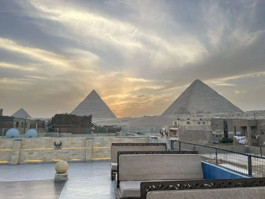 Cozy Studios Pyramids View