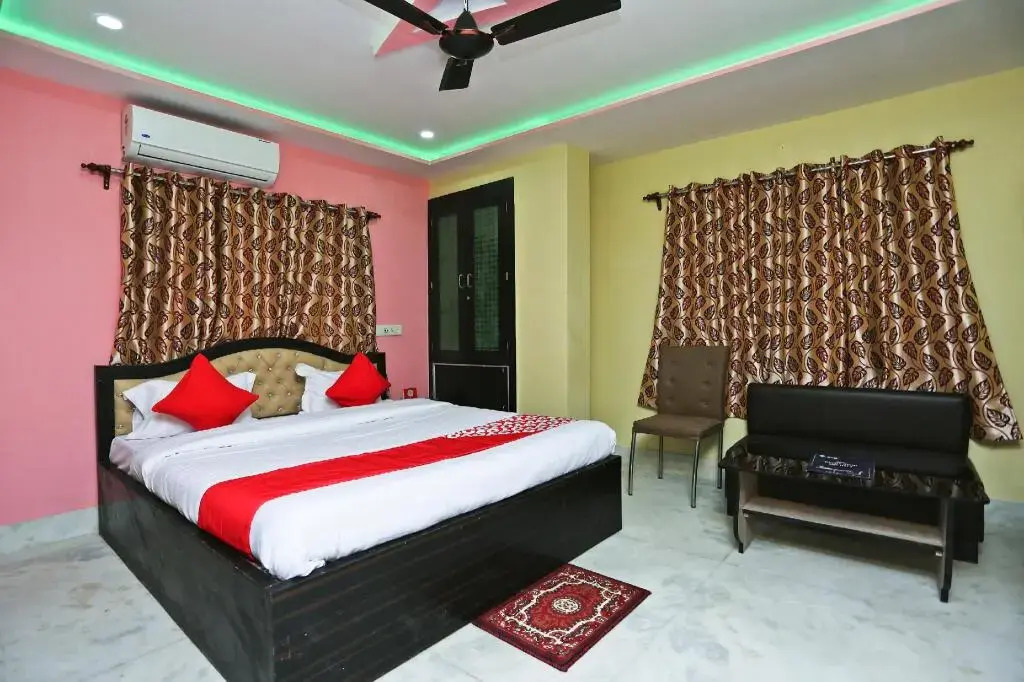 Red Velvet Inn by OYO