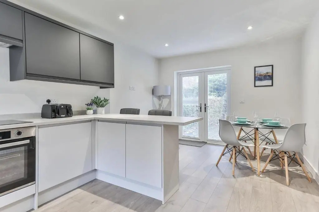 3 Bed Refurbished, Modern House, WiFi, Patio area