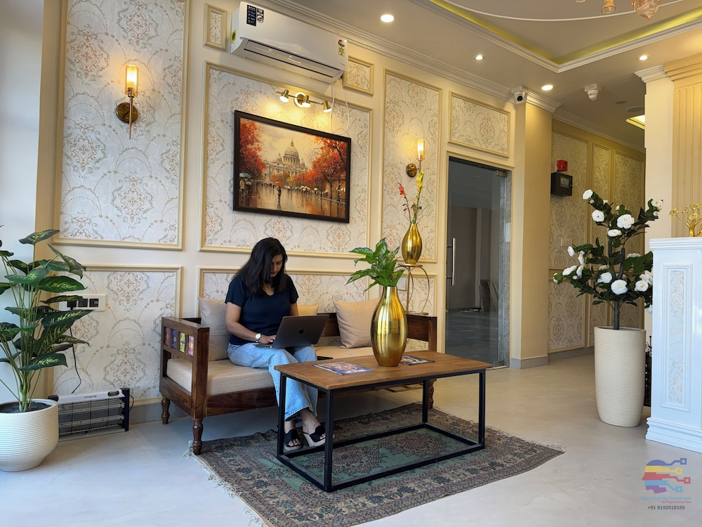 Vaidik Palace - 800 mtr from Prem Mandir