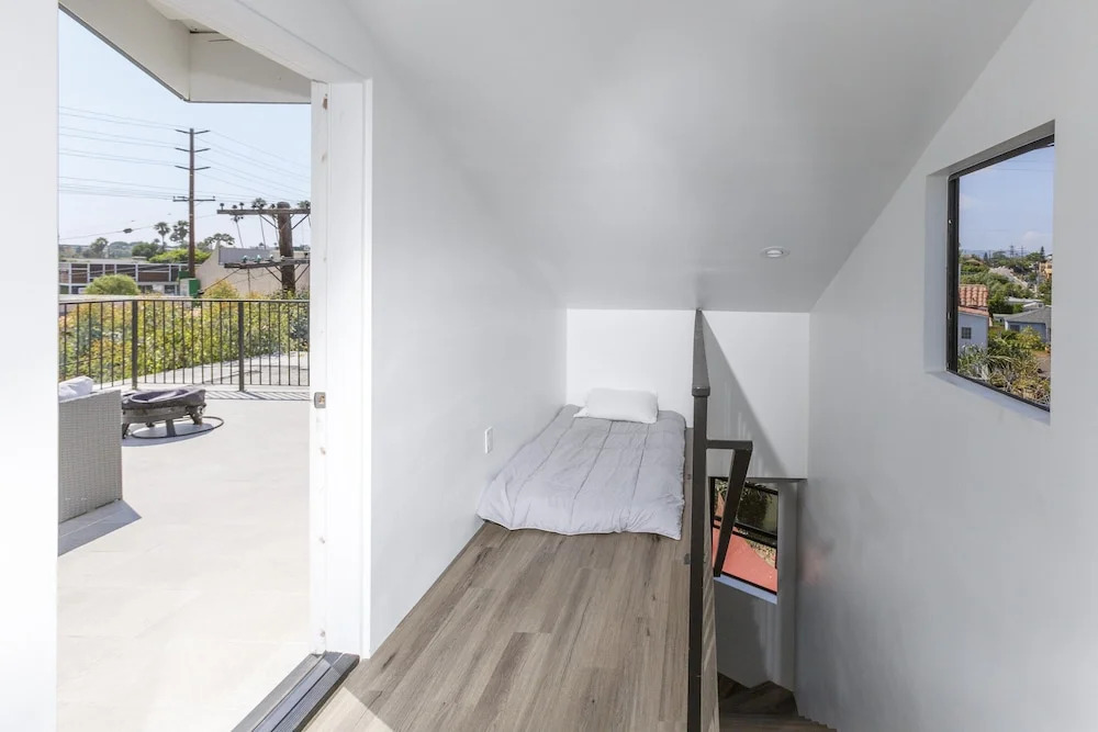 Modern Loft Rooftop Deck Venice Beach Studio Bedroom Apts by RedAwning
