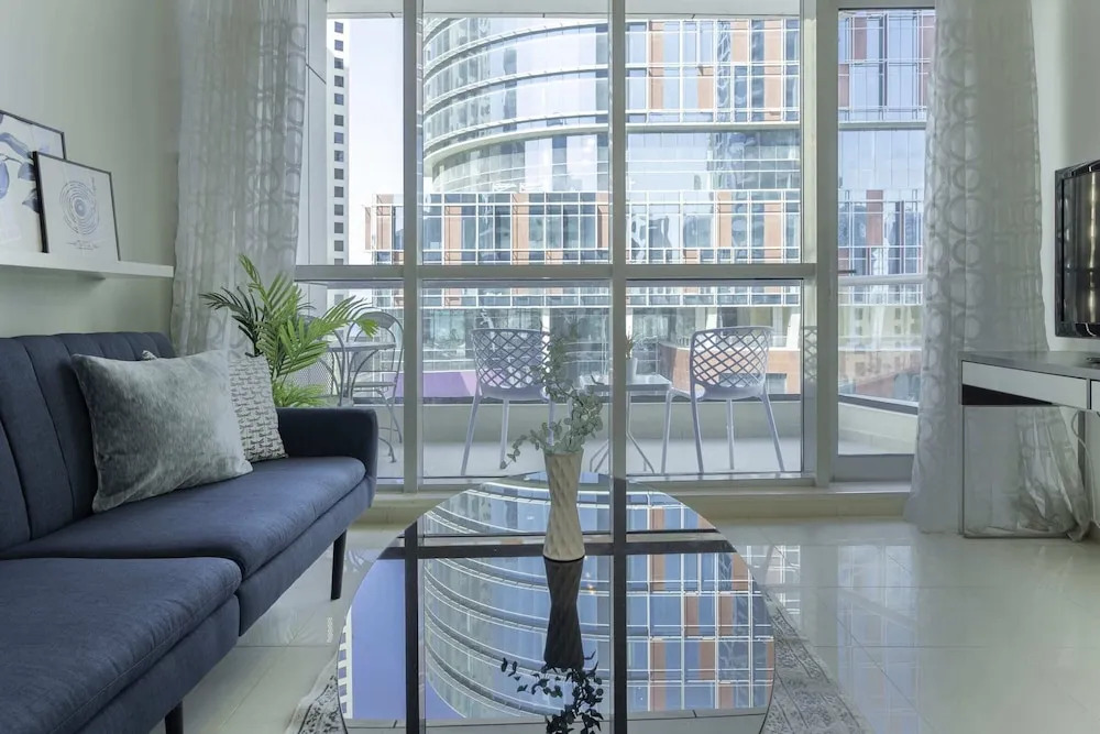 Sunny Apartment in Marina With a View Ideal Location