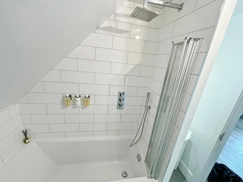 EasyStays - Modern Apartments in Windsor with Parking