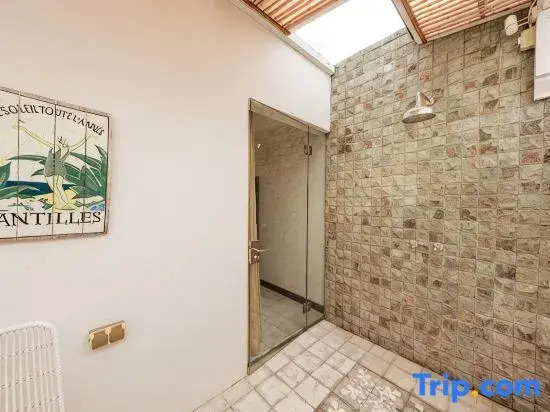 Stylish 3BR Escape, 5 Mins to Seminyak Beach
