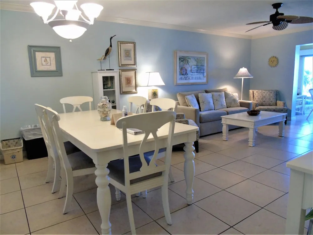 Sunset Royale - 212 2 Bedrooms 2 Bathrooms Apts