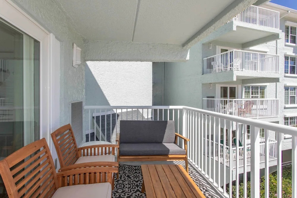 Summerhouse Villas Condo: Private Resort Beach