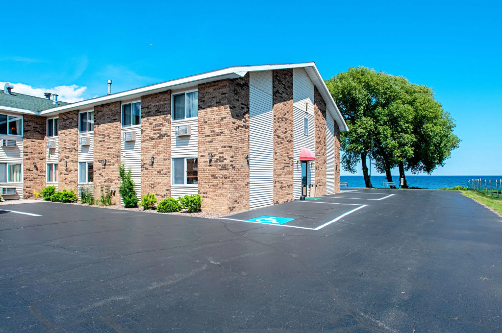 Econo Lodge Menomonie On The Bay