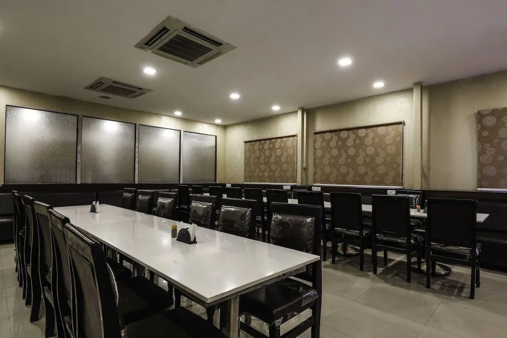 OYO 16857 Hotel Jp Plaza