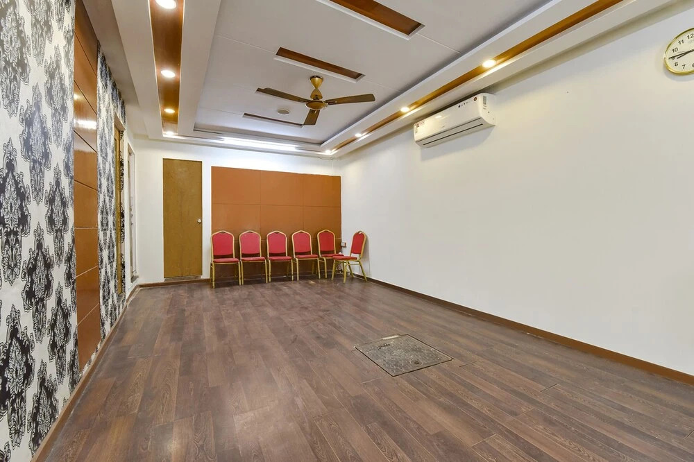 Fabhotel Crystal Inn Ii