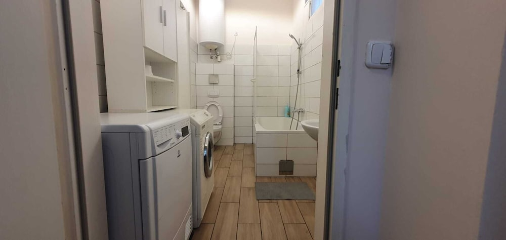 Group Stay 3 Apts Near Enkplatz