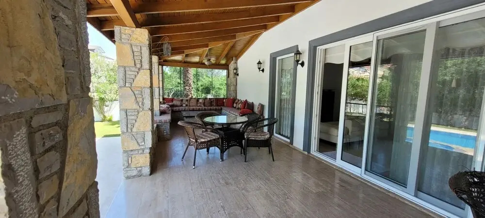 Immaculate 4-bed Villa With Large Garden and Pool