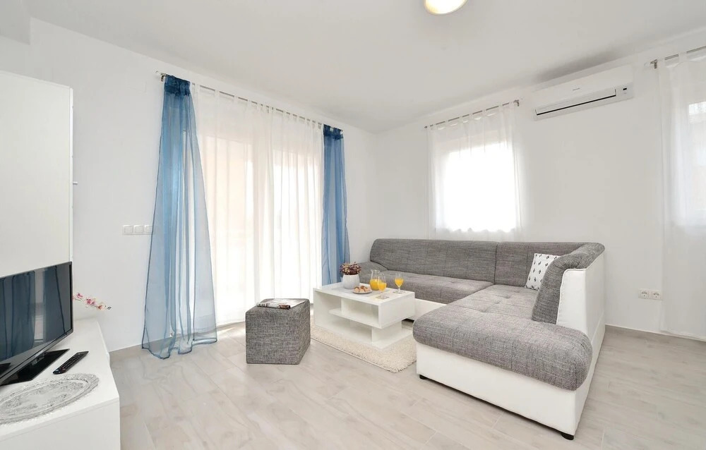 Stunning Home in Vrsi-mulo With Wifi and 2 Bedrooms