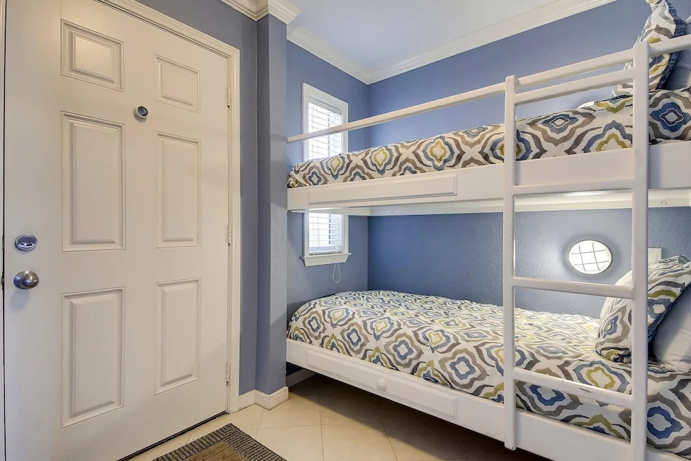 Seascape 2314 2 Bedroom Condo by RedAwning