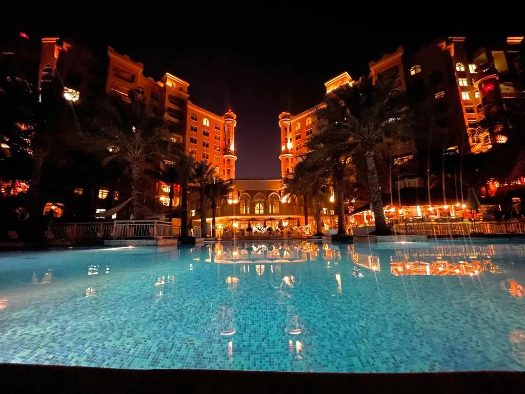 Luxury, Spacious, Beachfront, 3BD Apartment with private beach access!