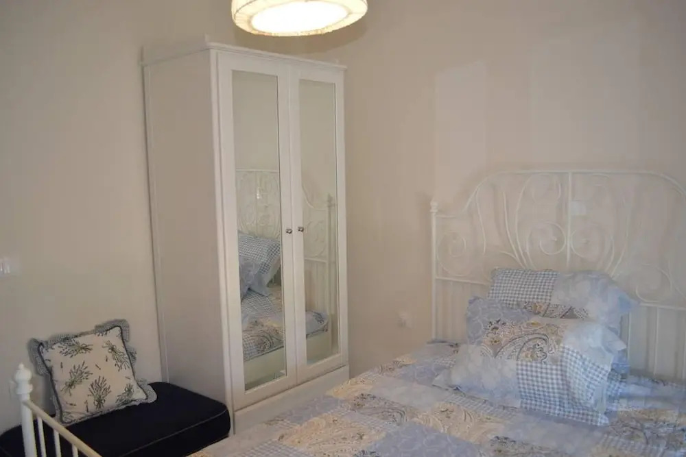 2 Bed-sleeps4-garden-parking-pets-aircon