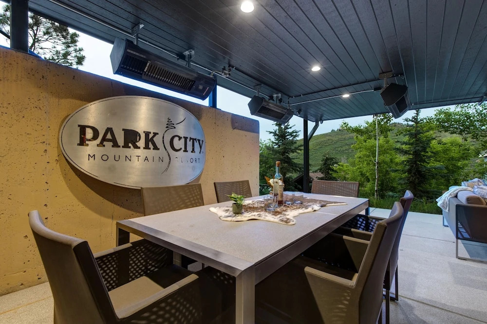 1138 Skiers Heaven! Luxury Home Close To Park City Mountain! Two Hot Tubs & Gorgeous Outdoor Space! 6 Bedroom Home by RedAwning