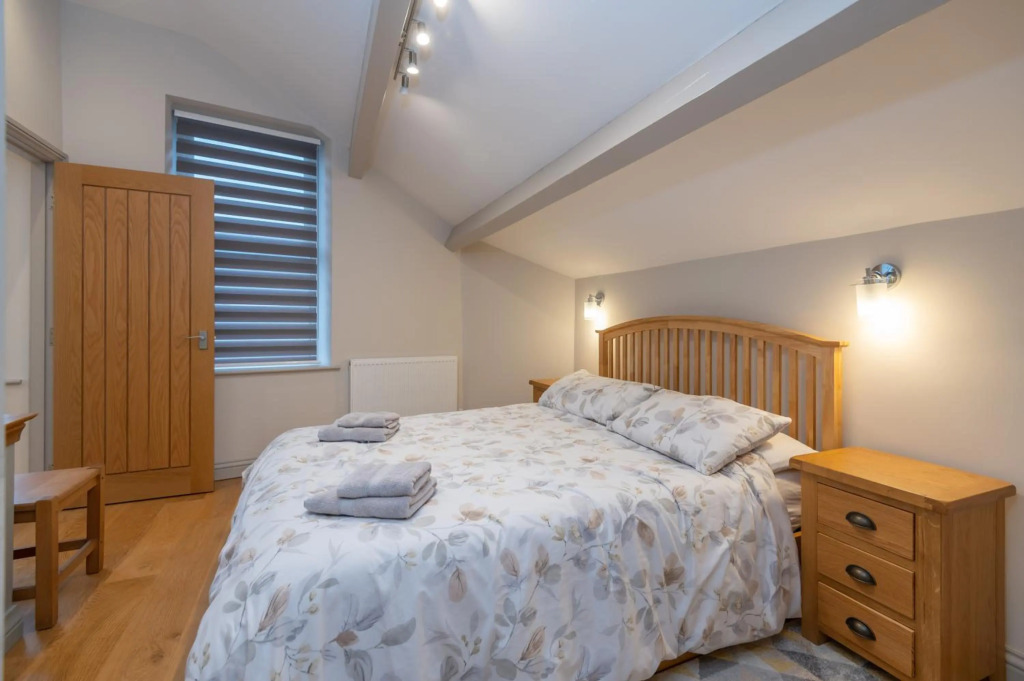 Sleeps 6 / 4 bedrooms, 2 minute walk to the Square