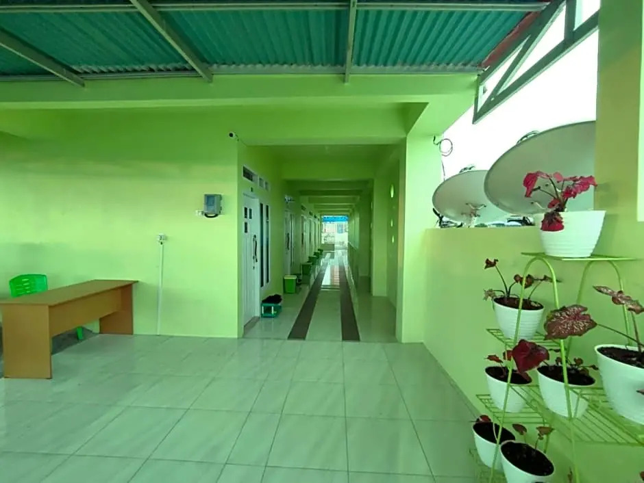 RedDoorz Syariah at Penginapan Queen Sungai Penuh