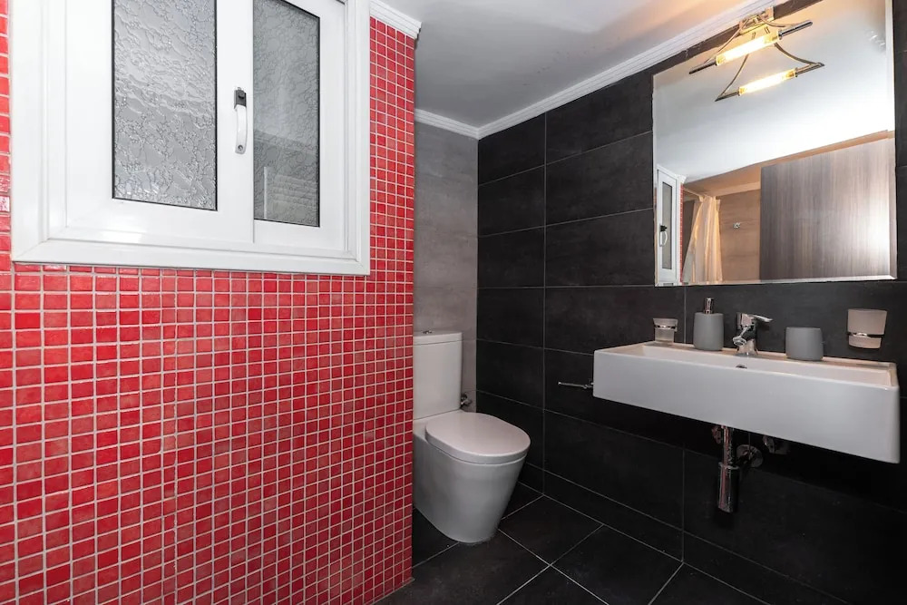 Modern Apartment in Thiseio with Balcony