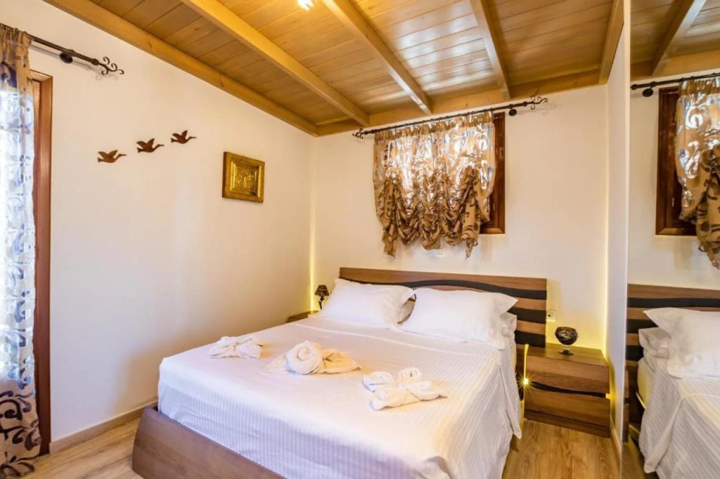Reisis Family Residence