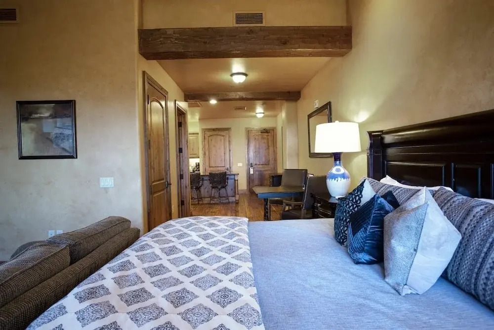 Grand Lodge - Studio #205 - Ski-in/ski-out 1 Bedroom Studio