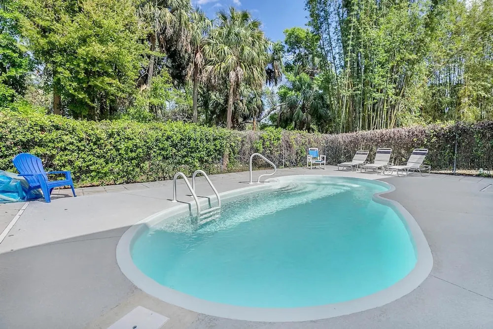 Sleeps 22 in Tarpon Springs - 2 Pools! by RedAwning