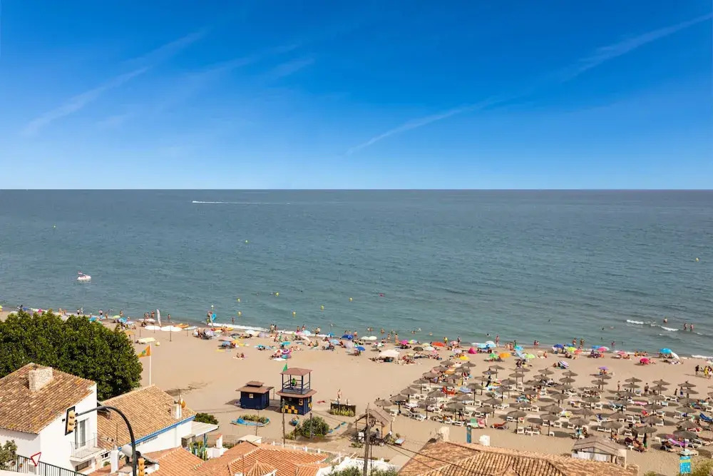 Sea View Apartment 2 Min Walk From the Beach