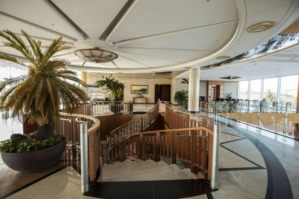 Sun Cruise Resort and Yacht