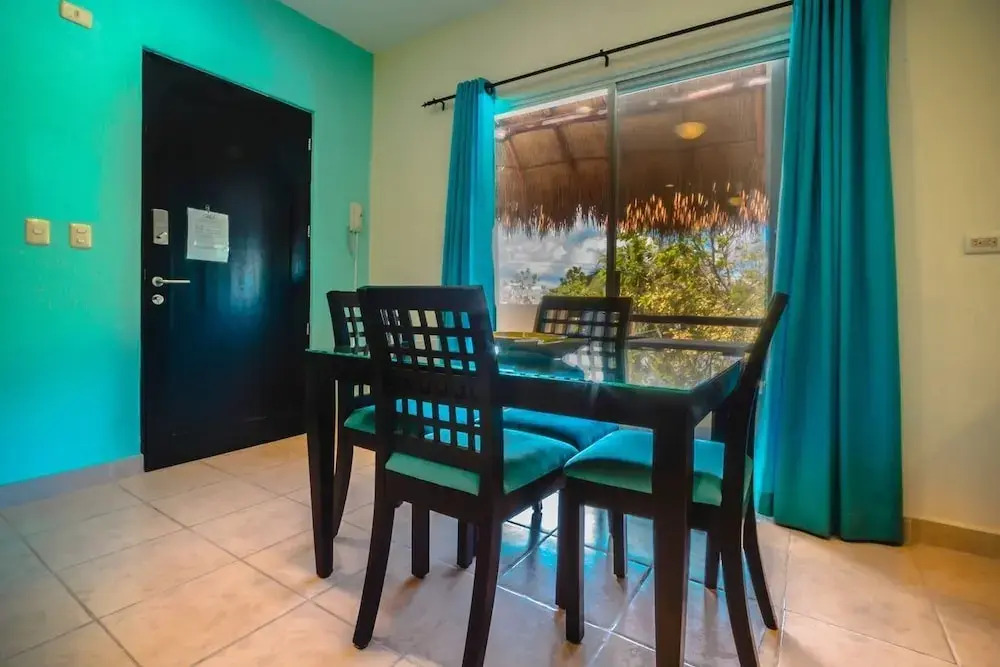 2 BR, Best Downtown Location, Sleeps 6!