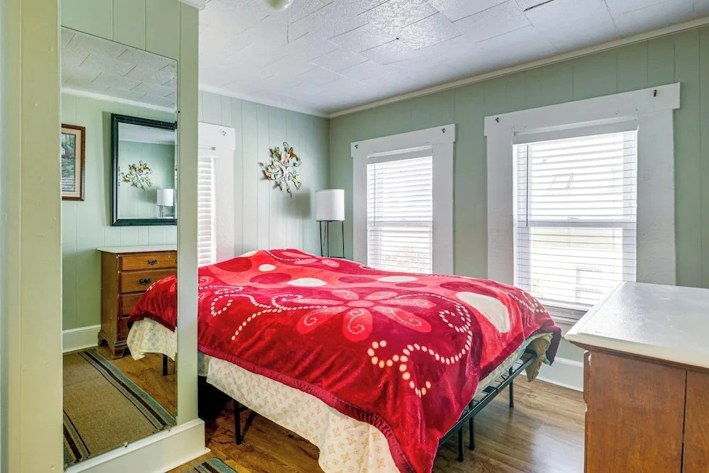Near Trails & Lakes! Pemigewasset River Townhome