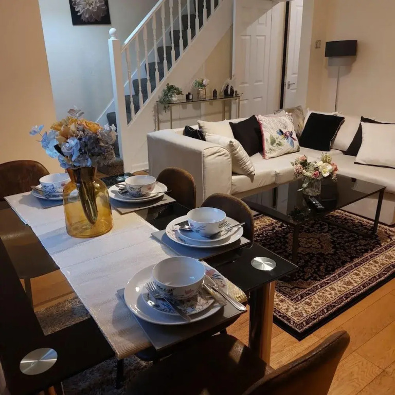 Warrington - House - Sleeps 6 - Parking - Garden