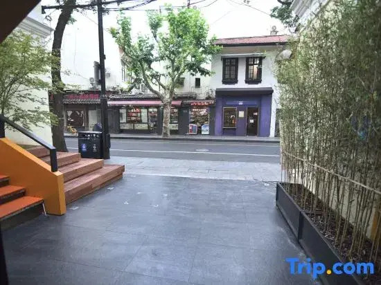 Sushi Boutique Hotel (Huaihai Middle Road Metro Station)