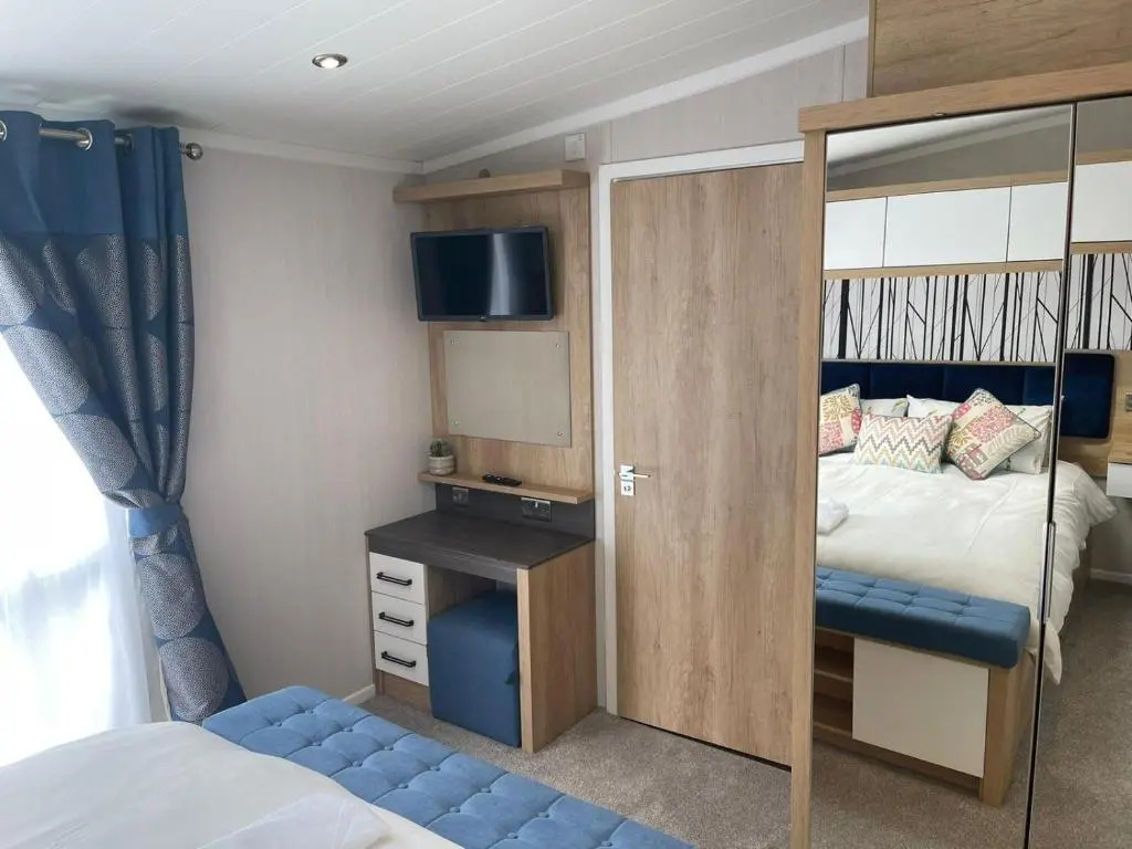 Indulgence Lakeside Lodge i3 with hot tub, private fishing peg situated at Tattershall Lakes Country Park