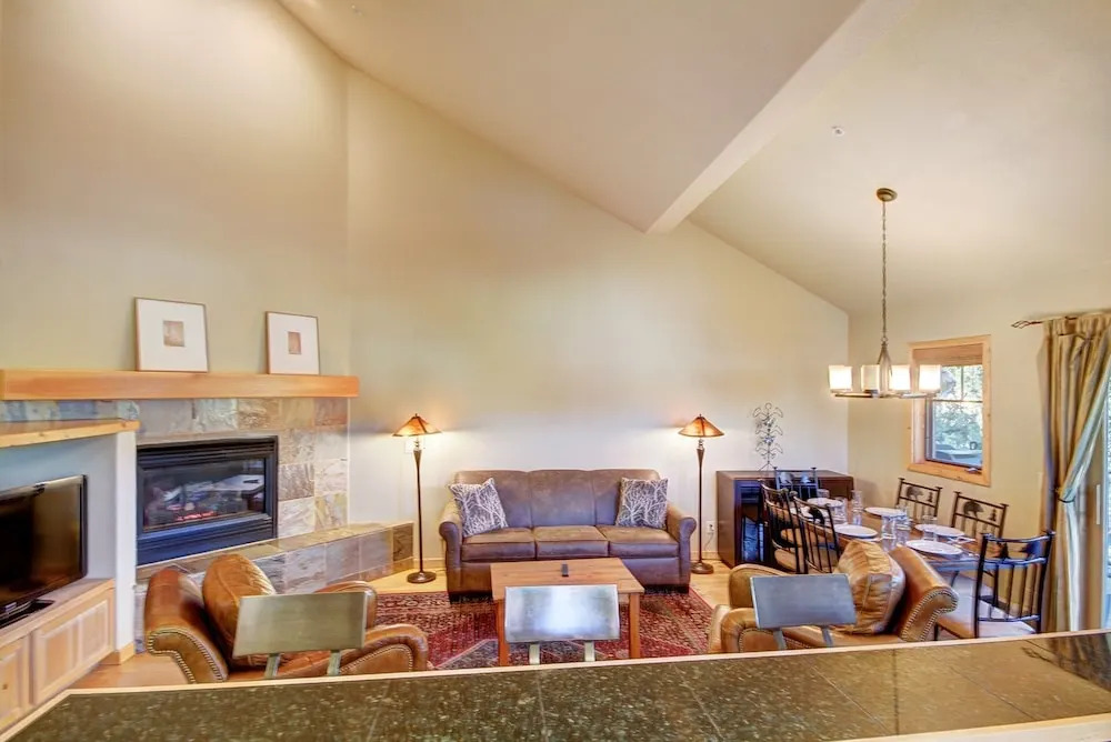 Twin Elk Lodge D16 3 Bedroom Condo by Redawning