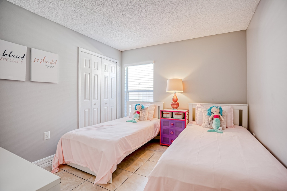 Beautiful Home With Private Pool, Screened Lanai, Wifi, Private W/d, and AC