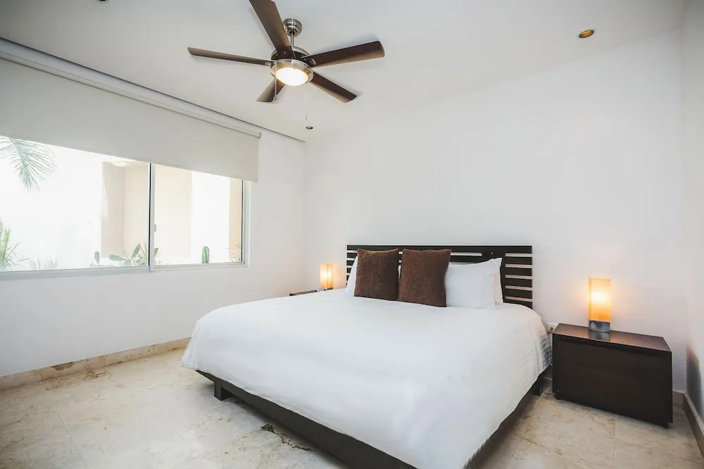Infinity Pool and Private Beach Club - Luxury Complex The Elements Condos - GH8