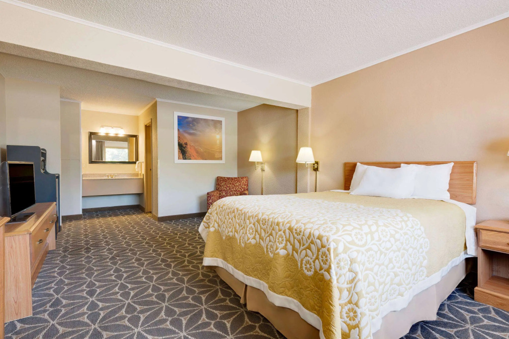 Days Inn by Wyndham Fairmont