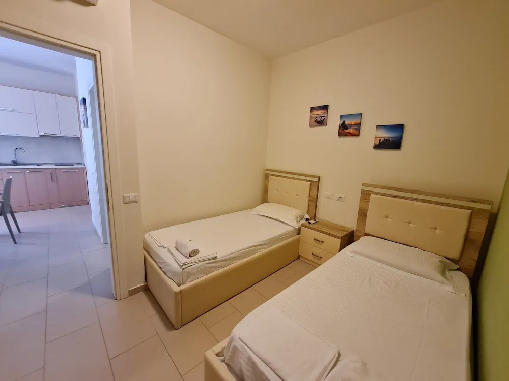 2-bedroom, Sleeps 4, Free Parking